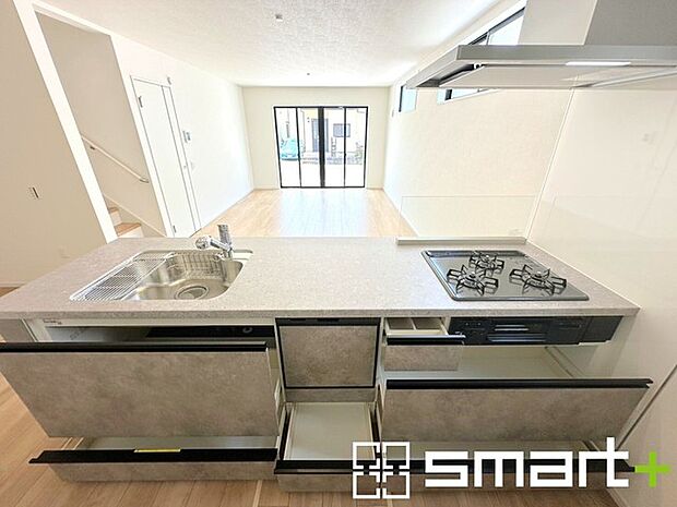 〜食器洗浄機を標準装備〜 ・キッチンにはビルトインタイプの食器洗浄機を標準装備。 ・家事にかける時間を削減でき、「自分時間」を増やすことができる嬉しいアイテムです。 