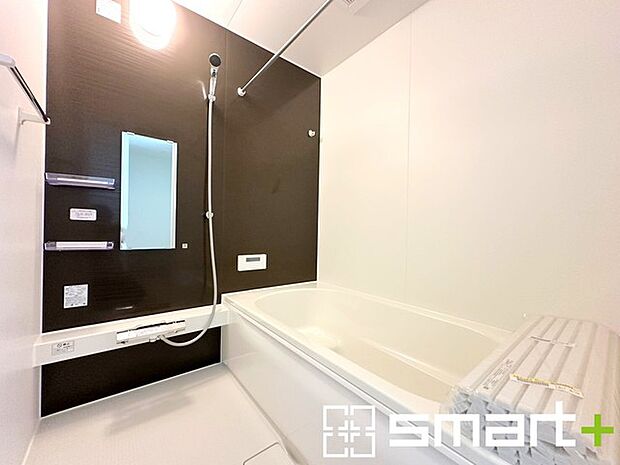 〜暖房乾燥機付きの浴室〜 ・ヒートショック対策にもなる浴室暖房を標準装備。冬場でも暖かくしてからご入浴が可能です。 ・もちろん乾燥機も付いておりますので、雨の日でも洗濯物を干せますよ。 