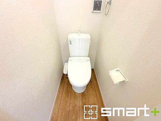 〜やはり便利なタンク式トイレ〜 ・最近はタンクレストイレもございますが、タンク式の場合は停電時もお水を流すことが可能。 ・故障時なども比較的費用が安くなるなど、メリットが多くなります。 