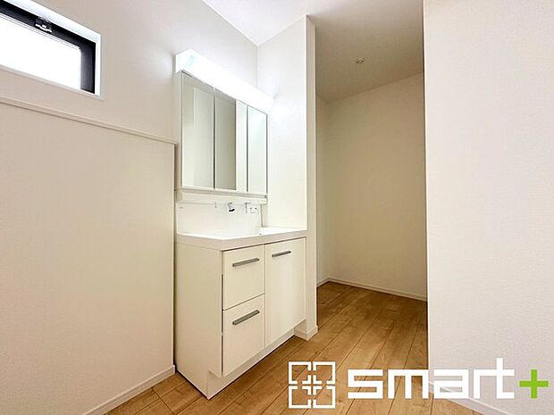 〜収納も充実の洗面所〜 ・洗面所にはリネンスペースを設ける事でタオルや洗剤などの置場にも困りません。 ・意外とリネンスペースがある物件は少ないので、ぜひ現地でその魅力をご確認ください。 