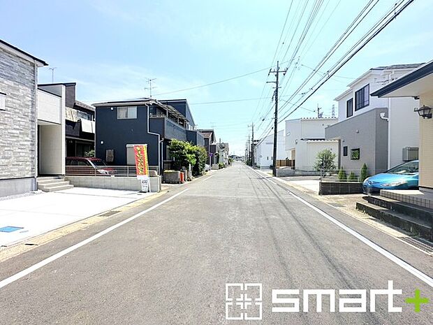 〜十分な広さのある前面道路〜 ・前面道路は約8ｍございますので、お車でのすれ違いも楽々で余計なストレスがかかりません。 ・日々お車での移動が多い方には大切なポイントですね。 