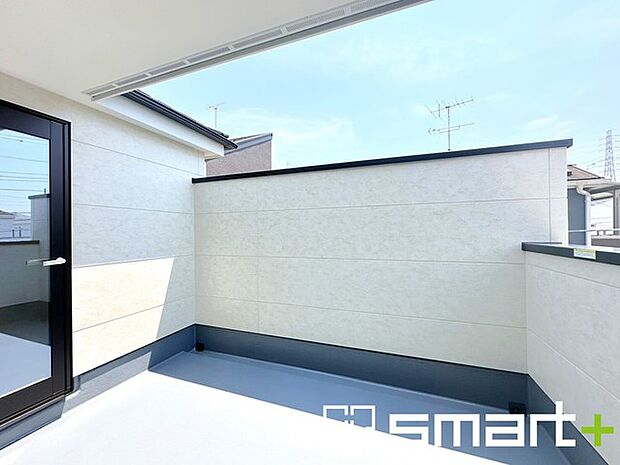 〜ワイドバルコニーを採用〜 ・バルコニーはワイドタイプなので、洗濯物を沢山干す事が可能です。 ・テラス屋根などのオプションもお気軽にご相談くださいませ。 