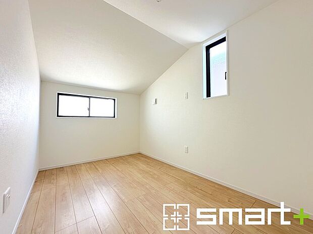 〜2面採光の明るいお部屋〜 ・洋室は2面採光とする事で穏やかな陽の入る明るい空間となっております。 ・くつろぎのプライベート時間を明るい空間で穏やかにお過ごしいただけます。 