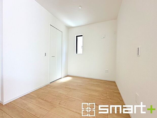 〜収納豊富な洋室〜 ・各居室に備え付けの収納をご用意。タンスなどを置く場合と比べ出っ張らないので部屋の中を有効のご活用いただけます。 ・収納の広さなどぜひ現地でご確認くださいませ。 