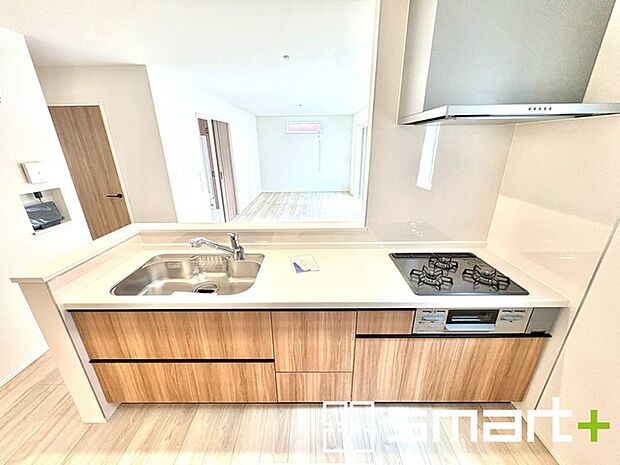 〜人気のカウンターキッチン〜 ・キッチンには余計な柱が無いので、リビングが見渡せ開放感のある造りとなっております。 ・蛇口には浄水器が内蔵されるなど機能面でも優れたキッチンです。