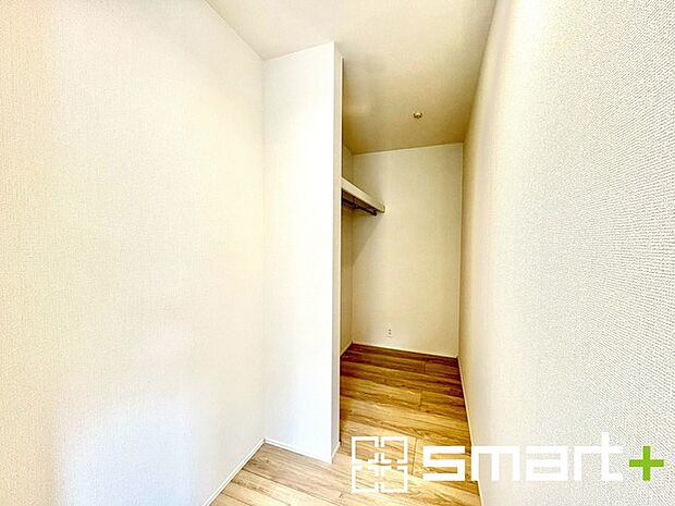 〜本格的な広さのウォークイン〜 ・しっかりとした広さのウォークインクローゼットを設けた仕様。 ・よくある小さめのウォークインは実際には収納力弱めですが、これだけ大きいと十分な収納力です。