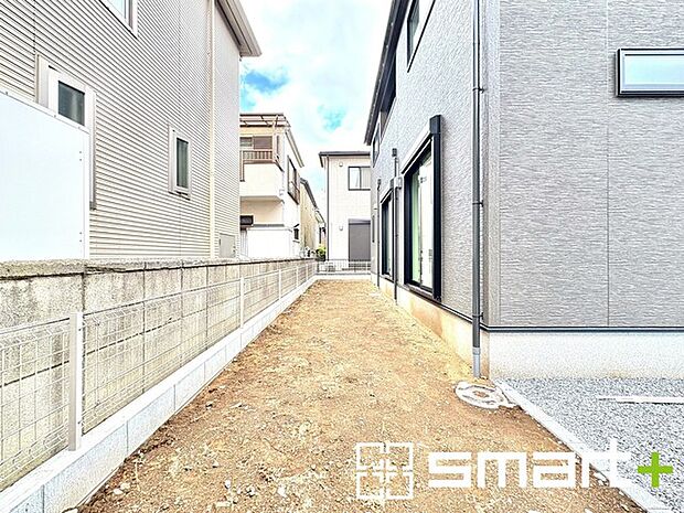 〜お庭もある余裕の敷地〜 ・広々した敷地にはお庭もご用意。お庭があるだけで余裕を感じますね。 ・防草シートや人工芝の敷設などのオプションもお気軽にご相談くださいませ。