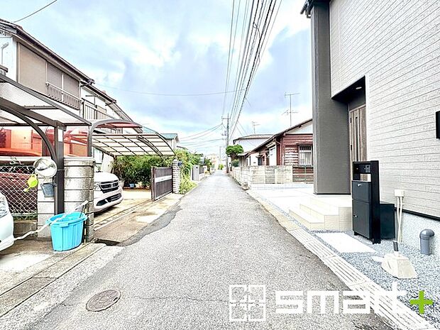 〜十分な広さのある前面道路〜 ・前面道路は約4mございますので、お車でのすれ違いも可能で余計なストレスがかかりません。 ・日々お車での移動が多い方には大切なポイントですね。