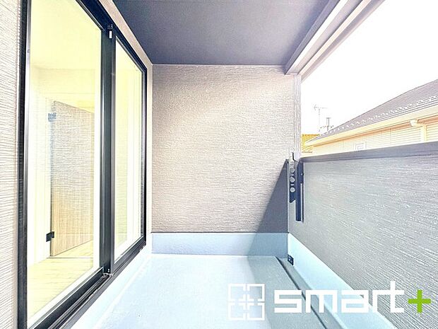 〜屋根付きのバルコニー〜 ・バルコニーは屋根付きなので急な雨でも安心です。 ・奥行きもあるので洗濯物が干しやすいのも嬉しいポイントですね。