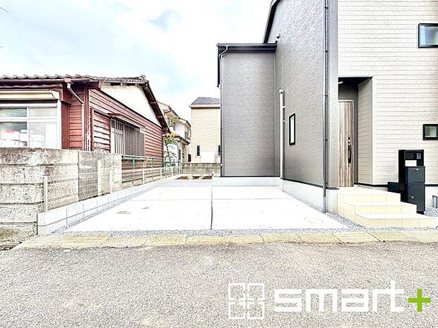 〜駐車場は3台分ご用意〜 ・駐車場は3台分ございますので、車通勤の方や複数台お持ちの方にもお勧めのお住まいです。 ・ご来客の際も安心の余裕の敷地です。