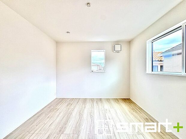 〜2面採光の明るいお部屋〜 ・洋室は2面採光とする事で穏やかな陽の入る明るい空間となっております。 ・くつろぎのプライベート時間を明るい空間で穏やかにお過ごしいただけます。