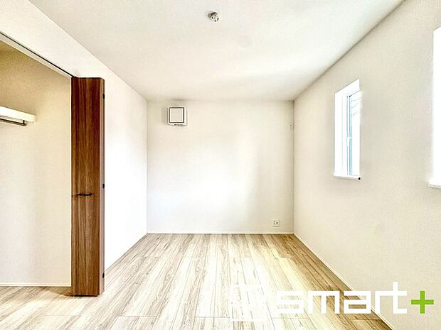 〜オプション施行もお任せください〜 ・フローリングの変色など劣化を軽減し、水をこぼした場合などにも防いでくれるフロアコーテイングが人気となっております。 ・オプション施行もお任せください。