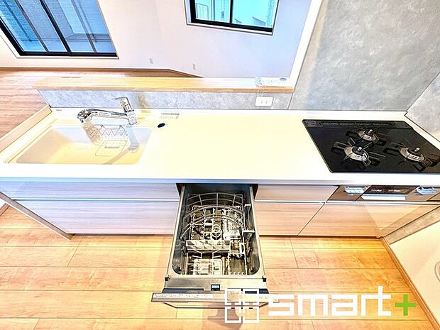〜食器洗浄機を標準装備〜 ・キッチンにはビルトインタイプの食器洗浄機を標準装備。 ・家事にかける時間を削減でき、「自分時間」を増やすことができる嬉しいアイテムです。 