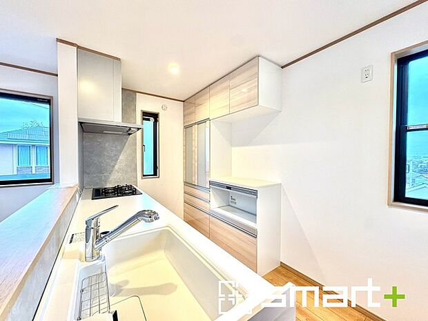 〜収納も豊富なキッチン〜 ・キッチンスペースにはカップボードを標準装備。吊戸棚と併せて収納が豊富になっておりますので、散らかりやすいキッチン周りがスッキリと片付きます。 