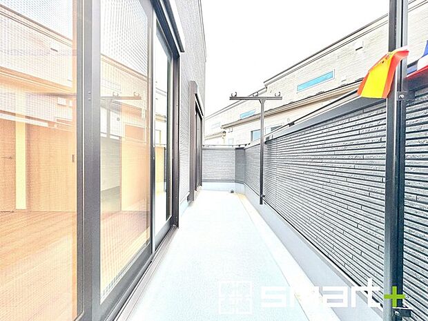 〜洗濯物も干しやすいバルコニー〜 ・バルコニーには物干し竿受けが標準装備されております。 ・テラス屋根等のオプションもお気軽にご相談くださいませ。 