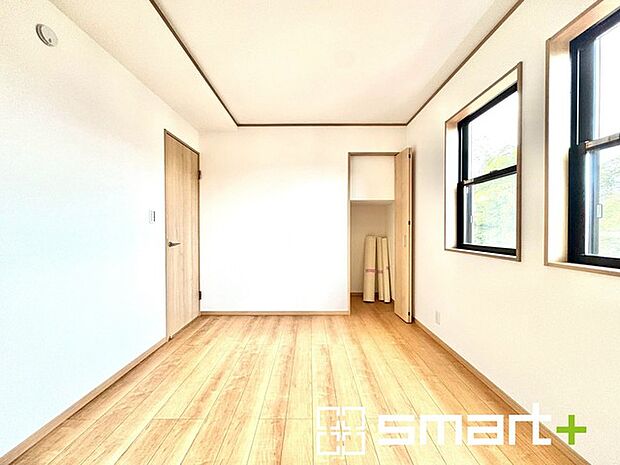 〜2面採光の明るいお部屋〜 ・洋室は2面採光とする事で穏やかな陽の入る明るい空間となっております。 ・くつろぎのプライベート時間を明るい空間で穏やかにお過ごしいただけます。 