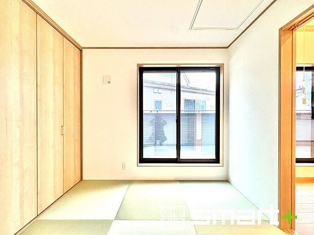 〜「和みの部屋」和室をご用意〜 ・ゴロンと寝転がったり、お子様のいるご家庭ではお子様を寝かしつけたり、などご活用いただける和室をご用意。 ・やはり畳の香りは心が落ち着きますね。 