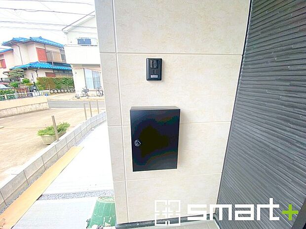 〜宅配ボックスを標準装備〜 ・ネットショッピングが当たり前になった今の時代に嬉しい宅配ボックスを標準装備。 ・お仕事や外出の際もお荷物の受取が可能です。 