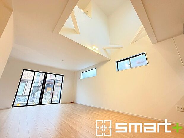 〜吹抜けのあるLDK〜 ・LDKに吹抜けを配する事で縦への空間が生まれ、開放感のある広々とした仕様に。 ・ご来客の際なども自慢できるような高級仕様のLDKとなっております。