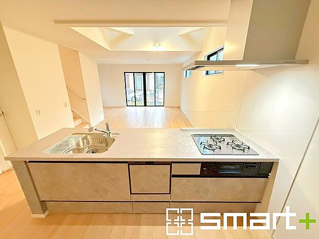 〜食器洗浄機を標準装備〜 ・キッチンにはビルトインタイプの食器洗浄機を標準装備。 ・家事にかける時間を削減でき、「自分時間」を増やすことができる嬉しいアイテムです。 