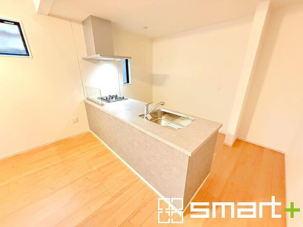 〜人気のカウンターキッチン〜 ・キッチンには余計な柱が無いので、リビングが見渡せ開放感のある造りとなっております。 ・蛇口には浄水器が内蔵されるなど機能面でも優れたキッチンです。 