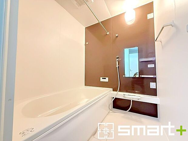 〜暖房乾燥機付きの浴室〜 ・ヒートショック対策にもなる浴室暖房を標準装備。冬場でも暖かくしてからご入浴が可能です。 ・もちろん乾燥機も付いておりますので、雨の日でも洗濯物を干せますよ。 