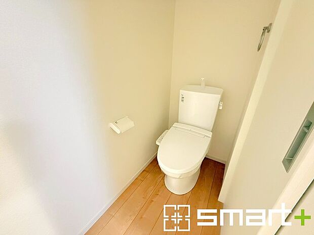 〜やはり便利なタンク式トイレ〜 ・最近はタンクレストイレもございますが、タンク式の場合は停電時もお水を流すことが可能。 ・故障時なども比較的費用が安くなるなど、メリットが多くなります。