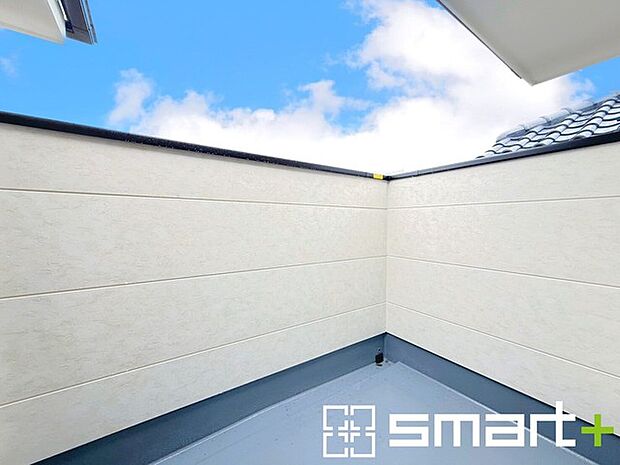 〜ワイドバルコニーを採用〜 ・バルコニーはワイドタイプなので、洗濯物を沢山干す事が可能です。 ・テラス屋根などのオプションもお気軽にご相談くださいませ。 