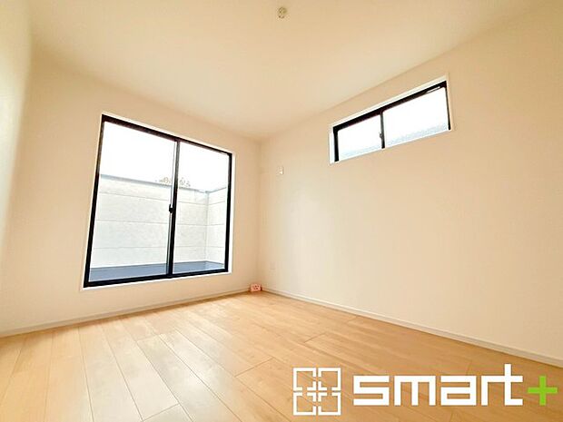 〜2面採光の明るいお部屋〜 ・洋室は2面採光とする事で穏やかな陽の入る明るい空間となっております。 ・くつろぎのプライベート時間を明るい空間で穏やかにお過ごしいただけます。 