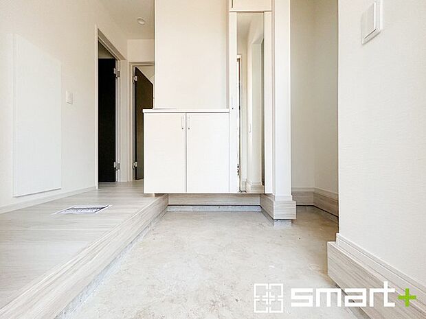 〜土間収納のある玄関〜 ・玄関横に土間収納をご用意。ベビーカーやゴルフバッグ、お子様のスポーツ用品など収納可能です。 ・備え付けのシューズボックスはミラー付なので身支度チェックに大活躍。