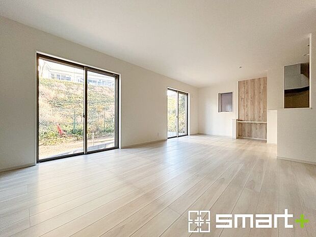 〜穏やかな陽の入るＬＤＫ〜 ・大きな窓のあるＬＤＫは陽当りも良好で明るい空間となっております。 ・ご家族団らんなど過ごす時間の多いＬＤＫが明るいのは嬉しいポイントですね。 