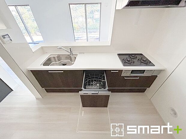 〜食器洗浄機を標準装備〜 ・キッチンにはビルトインタイプの食器洗浄機を標準装備。 ・家事にかける時間を削減でき、「自分時間」を増やすことができる嬉しいアイテムです。 