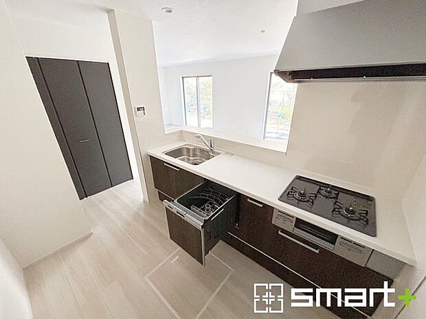 ~人気のカウンターキッチン~ ・キッチンは人気のカウンタータイプを採用。「ご家族の顔が見える」造りです。 ・蛇口に浄水器が内蔵されているなど機能面でも優れた仕様です。