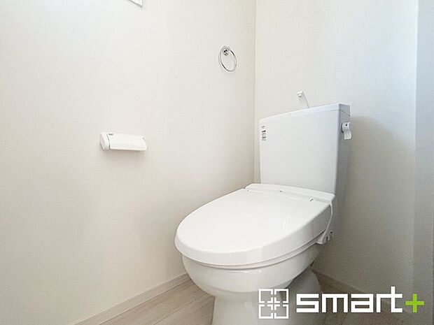 ~窓付きの明るいトイレ~ ・外からの日差しを取り込むので、昼間は窓からの光で十分ですね。 ・使用後や掃除の際に窓を開ければ、外からの新鮮な空気を取り込み素早く換気ができます。