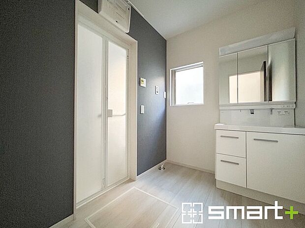 〜明るい洗面スペース〜 ・窓から明るい陽が入り、気持ちよく朝の支度ができますね。 ・使い勝手の良い三面鏡タイプのシャワー付き洗面化粧台。鏡の裏に収納があるので洗面台周りもスッキリ。 