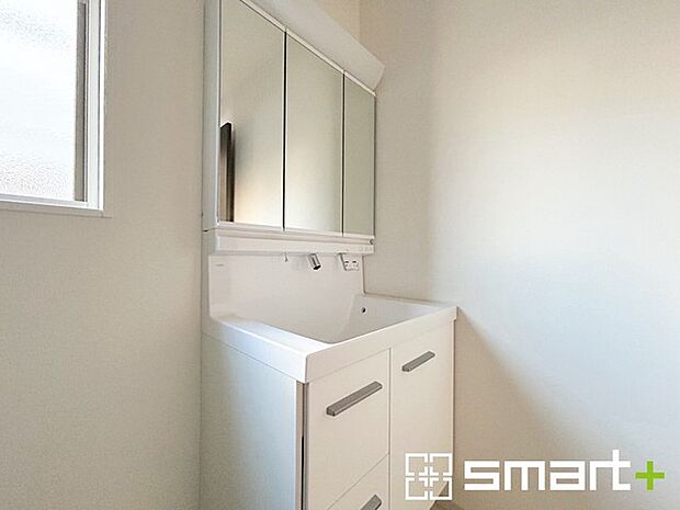 〜人気の三面鏡を採用〜 ・洗面台は三面鏡仕様なので鏡の角度を変える事で頭の後ろの方までご確認可能です。 ・鏡の裏が収納になっておりますので、洗面台周りもスッキリと片付きます。 