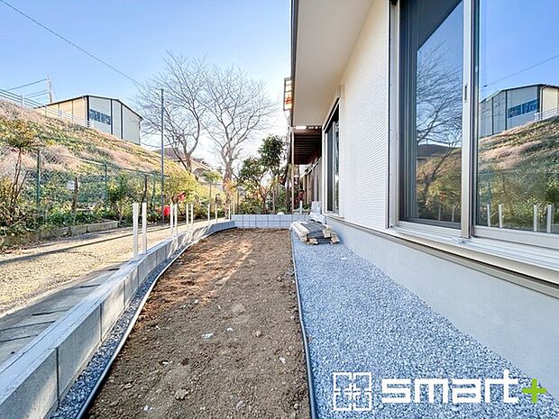 ~お庭もある余裕の敷地~ ・広々した敷地にはお庭もご用意。お庭があるだけで余裕を感じますね。 ・防草シートや人工芝の敷設などのオプションもお気軽にご相談くださいませ。