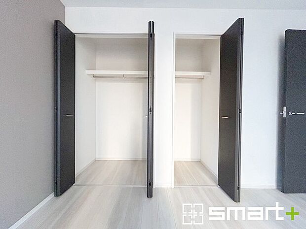 ～収納豊富な洋室～ ・各居室に備え付けの収納をご用意。タンスなどを置く場合と比べ出っ張らないので部屋の中を有効のご活用いただけます。 ・収納の広さなどぜひ現地でご確認くださいませ。 