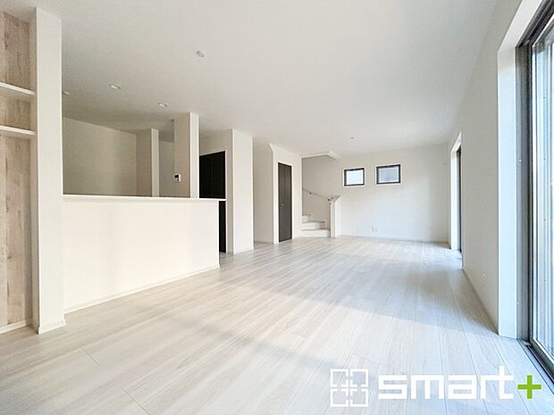 〜日当り良好のＬＤＫ〜 ・穏やかな陽だまりに包まれる居心地の良いＬＤＫは、ご家族が自然と集まる憩いのスペースに。 ・柔らかみのあるナチュラルカラーで、家具やカーテンの色も選びやすいです。 