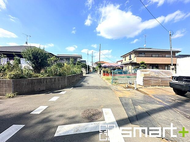 〜十分な広さのある前面道路〜 ・前面道路は約4ｍございますので、お車でのすれ違いも可能で余計なストレスがかかりません。 ・日々お車での移動が多い方には大切なポイントですね。 