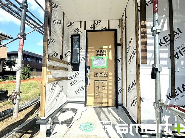 〜お住まいの顔「玄関」〜 ・玄関ドアの上にはもちろん軒がございますので、雨の日でも濡れずに鍵の開閉が可能です。 ・鍵は防犯性に優れたディンプルキーを採用。 