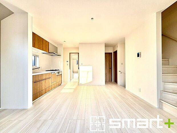 ~リビング収納のあるプラン~ ・意外と少ないリビング収納をしっかりとご用意。 ・掃除機や買い溜めしたティッシュ、トイレットペーパーなど様々なものが収納可能です。