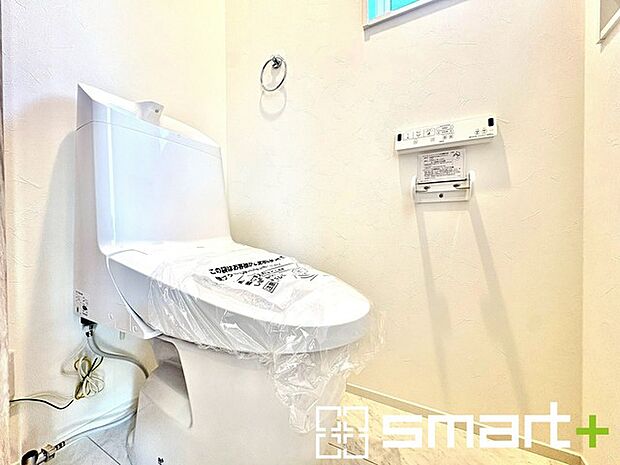 ~やはり便利なタンク式トイレ~ ・最近はタンクレストイレもございますが、タンク式の場合は停電時もお水を流すことが可能。 ・故障時なども比較的費用が安くなるなど、メリットが多くなります。