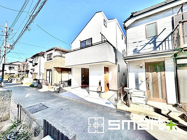 〜閑静な住宅街の立地〜 ・周辺は閑静な住宅街となっておりますので、静かな暮らしをご実現いただけます。 ・前面道路の交通量も多くないので、小さなお子様がいるご家庭でもご安心ですね。 