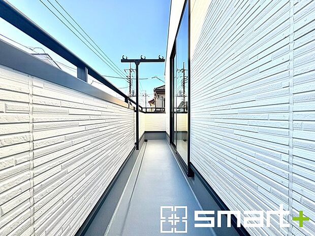 〜洗濯物も干しやすいバルコニー〜 ・バルコニーには物干し竿受けが標準装備されております。 ・テラス屋根等のオプションもお気軽にご相談くださいませ。 