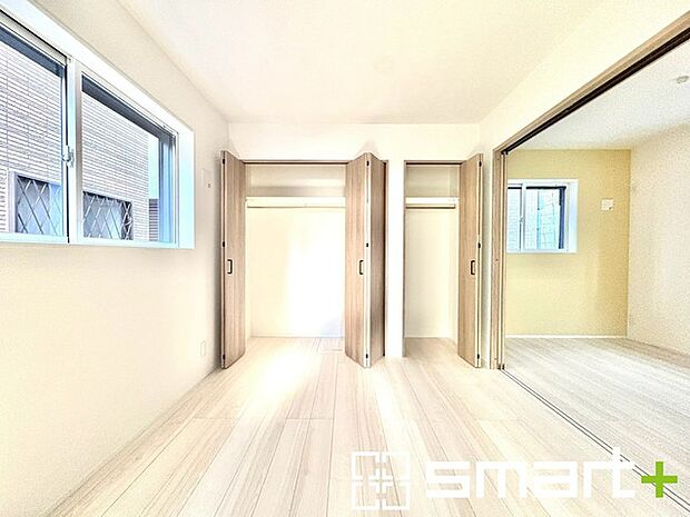 〜自然な風合いの洋室〜 ・ナチュラルな色彩で纏められた洋室は家具のコーディネートもしやすくなっております。 ・どんな家具にするか考えるだけでも楽しくなってきますね。 