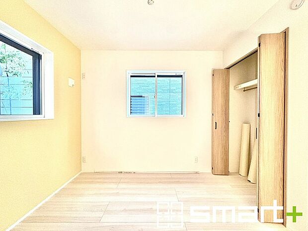 〜2面採光の明るいお部屋〜 ・洋室は2面採光とする事で穏やかな陽の入る明るい空間となっております。 ・くつろぎのプライベート時間を明るい空間で穏やかにお過ごしいただけます。 