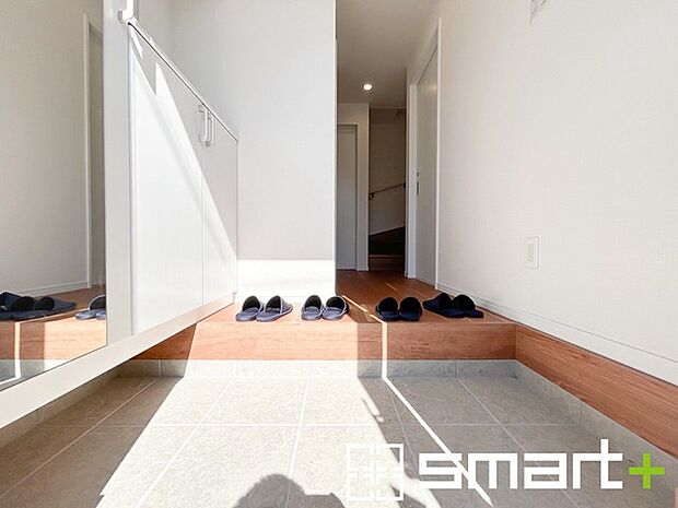 〜スッキリした玄関〜 ・圧迫感がなくスッキリ広々とした印象の玄関。 ・清潔感のあるホワイトカラーで統一されたオシャレな空間で、ご家族やお客様をお出迎え。 