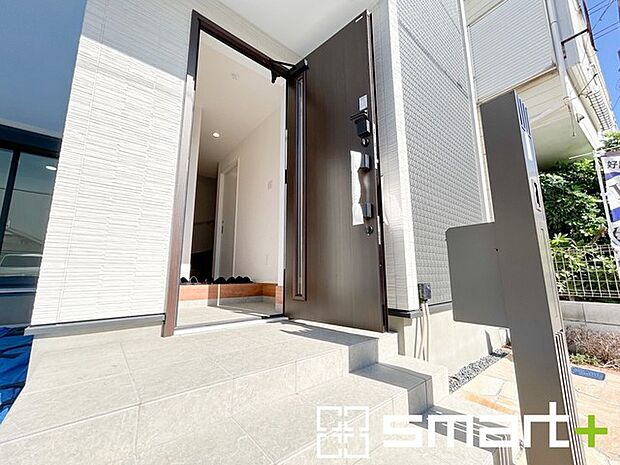 〜お住まいの顔「玄関」〜 ・玄関ドアの上にはもちろん軒がございますので、雨の日でも濡れずに鍵の開閉が可能です。 ・鍵は防犯性に優れたディンプルキーを採用。 