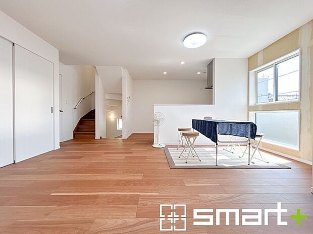 ~穏やかな陽の入るLDK~ ・大きな窓のあるLDKは陽当りも良好で明るい空間となっております。 ・足元ポカポカ床暖房付きのリビングで寛ぎのひと時をお過ごしいただけます。